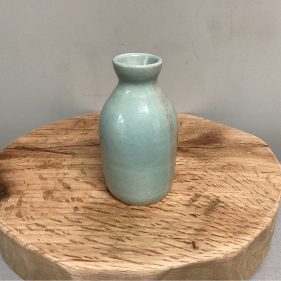 🟢 Beautiful Ceramic / Stoneware Crafted Old Fashion Milk Bottle Look Decor Vase - Picture 5 of 13